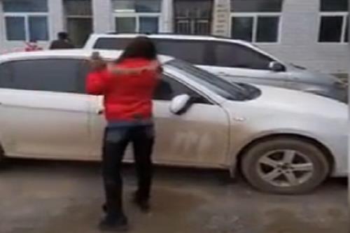 Clip vợ cầm búa đinh đập nát ô tô vì chồng ngoại tình