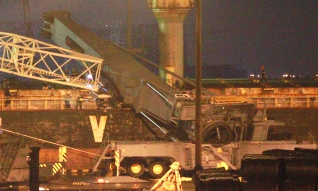 Vụ cần cẩu gãy đôi ở TP HCM: Một công nhân tử vong