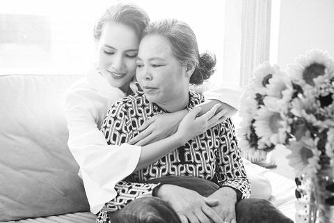 Bộ ảnh nhiều cảm xúc của Lệ Quyên và mẹ