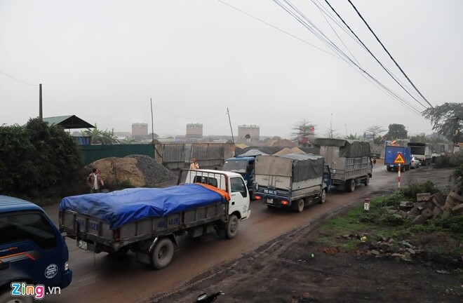   Giao thông tê liệt quanh cây cầu bị tàu hàng 3000 tấn đâm nát dầm