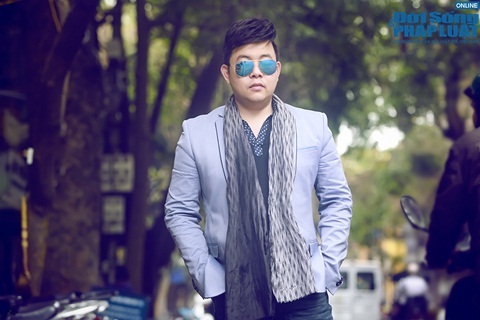 Quang Lê thích thú mua hàng rong, hút thuốc lào Hà Nội