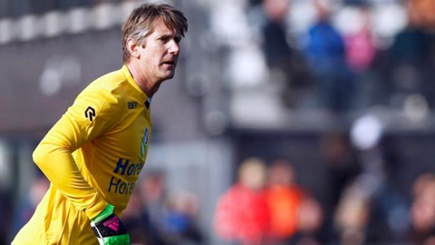 Van der Sar tái xuất và xuất sắc cản phá phạt đền