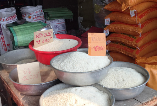 Gạo nấu cơm biến thành màu đỏ rực: Tiết lộ của người bán gạo