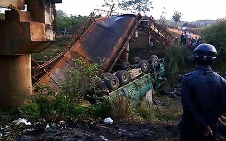 Đắk Lắk: Xe quá tải chở cát làm sập cầu sắt vào sáng sớm