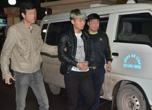 Va chạm trên đường, gã trai rút dao đâm chết người