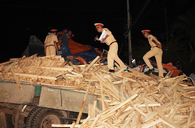 Bình Phước: Xe tải đấu đầu, hai người tử vong trong cabin biến dạng