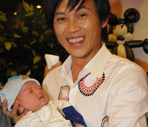 Danh hài Hoài Linh thú nhận lên chức bố ở tuổi 42