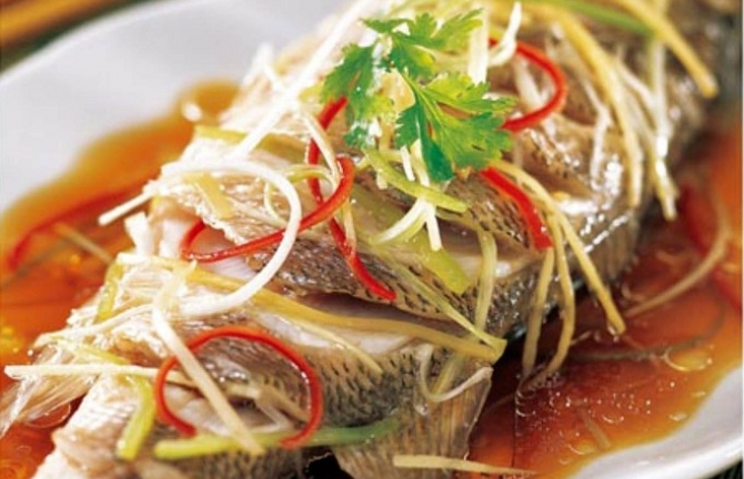 Bận rộn cho bữa cơm ngon với hai món canh kim chi nấu sườn, cá hấp sả ớt