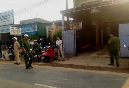 Bàng hoàng phát hiện cha treo cổ tự tử ngay sau nhà