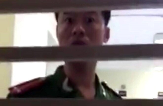 Tạm đình chỉ công tác cảnh sát bị tố nhổ nước bọt vào dân