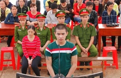 Vờ mua hàng, tấn công bà chủ quán tạp hóa để cướp