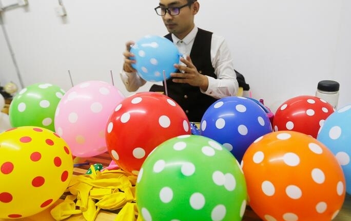 Cô dâu diện chiếc váy cưới có 1-0-2 được chú rể