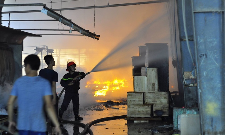 Cháy lớn tại xưởng gỗ ở Đồng Nai, thiệt hại hàng tỷ đồng