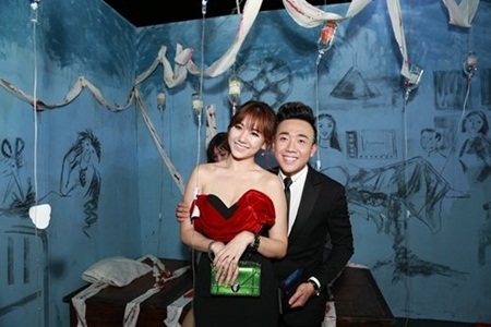 Trấn Thành tình tứ với Hari Won trước đám đông