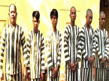 Bắt nhóm côn đồ chém người, ném bom xăng vào nhà người thân