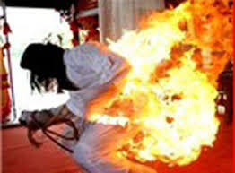 Mang 3 lít xăng đến nhà người yêu châm lửa tự tử