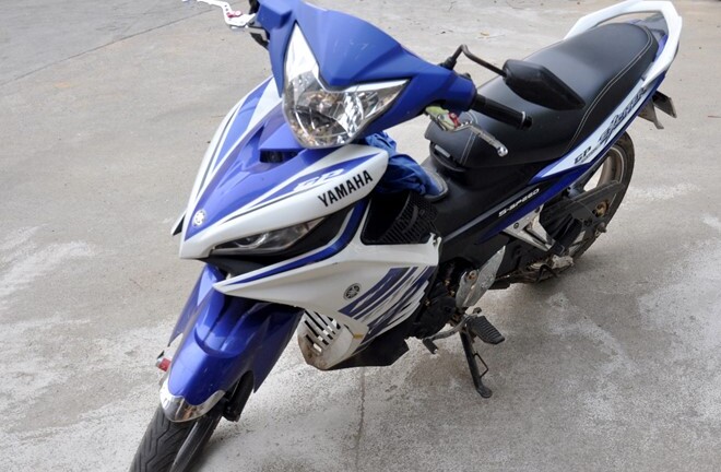 Lừa phụ nữ nhìn xe thủng lốp để cướp dây chuyền