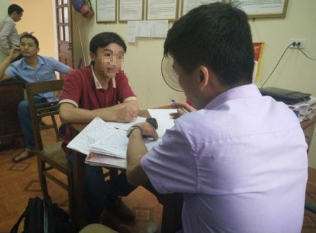 Bảo vệ của một doanh nghiệp hành hung dân, đập vỡ máy ảnh phóng viên