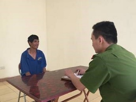 Rình hàng xóm tắm suốt 2 năm rồi 