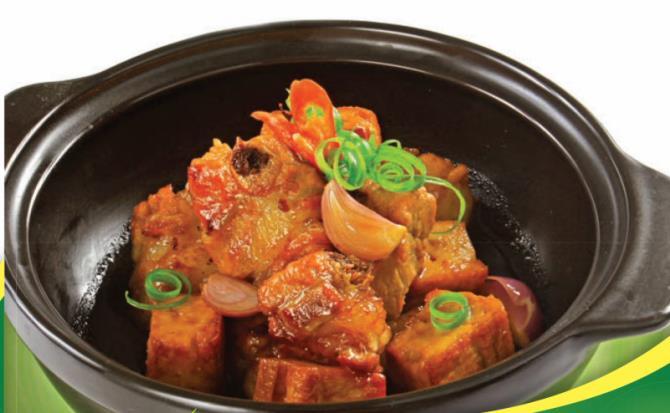 Chuẩn bị bữa cơm tối với sườn kho đậu hũ, su su xào thịt bò