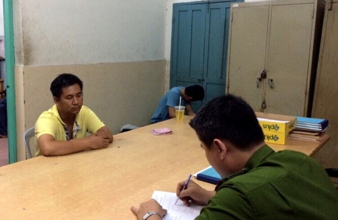 Tài xế taxi lấy iPhone bỏ quên của khách, đòi tiền chuộc