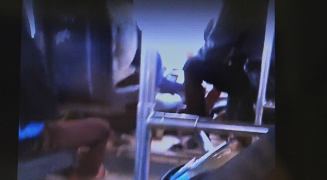 Đình chỉ công tác đối với tài xế vừa lái xe bus vừa đánh bài