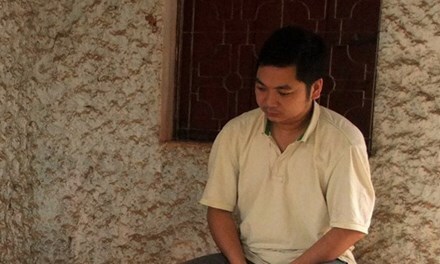 Hàng chục cô gái trẻ