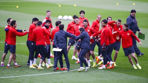 Màn tập luyện cực dị của các cầu thủ Atletico Madrid