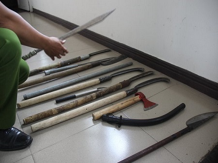 Công an ngăn chặn trận 