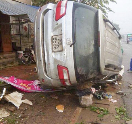 Fotuner mất lái lao vào nhà dân, 5 người thương vong