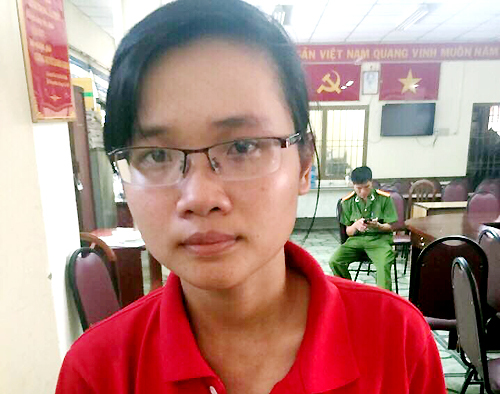 Cô gái kề dao, cướp tiền tại tiệm balo vì nợ tiền chơi game