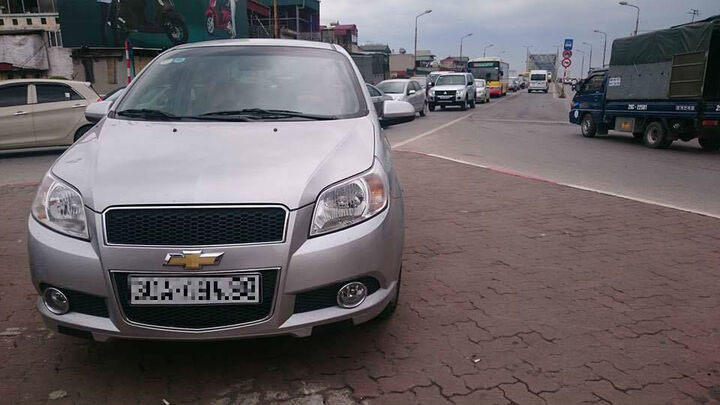 Va chạm trên cầu Chương Dương, nam thanh niên nhập viện