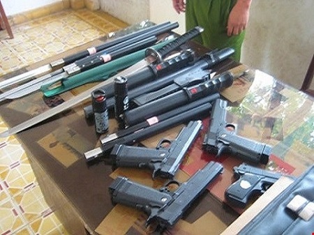 Bắt hàng chục khẩu súng trên xế hộp