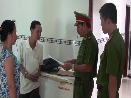 Bắt quả tang 2 cơ sở trộn hoá chất gây ung thư vào giò chả