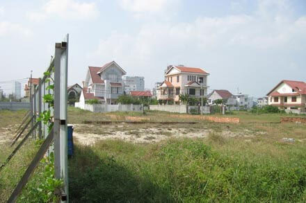 Chuyển đất nông nghiệp làm nhà cho con cưới vợ được không?