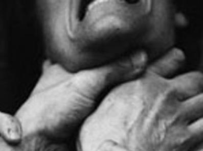 Nửa đêm mò vào nhà bóp cổ cô gái để cướp