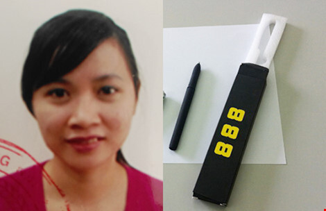 Nữ kế toán dùng bút