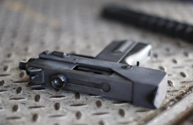 B� trai h?n 2 tu?i ngh?ch s�ng b?n ch?t m? khi ?ang l�i xe t?i M?