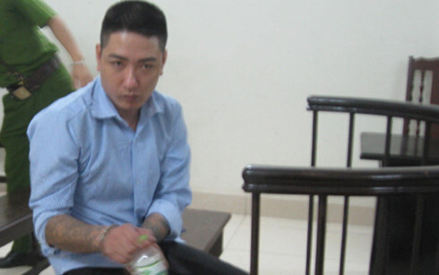 Tên cướp trên phố Hà Nội kêu bị ù tai chóng mặt, tòa phải hoãn xử