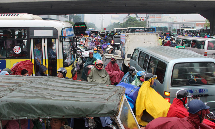 D�ng ng??i n??m n??p ?? v? qu� ngh? l?, giao th�ng H� N?i �n t?c kinh ho�ng