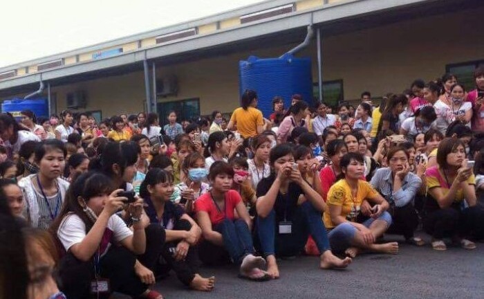 Ph�t hi?n th?t trong c?m tr?a c� d�i, h�ng ng�n c�ng nh�n ?�nh c�ng