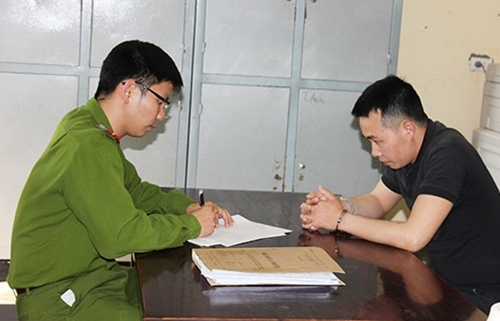 Dán quảng cáo cho vay tiền không thế chấp để lừa đảo các tiểu thương