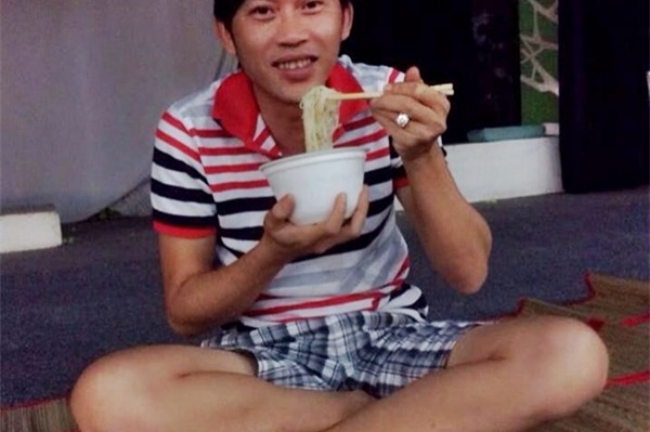 Danh h�i Ho�i Linh ng?i kh�u �o cho th� sinh sau s�n kh?u 