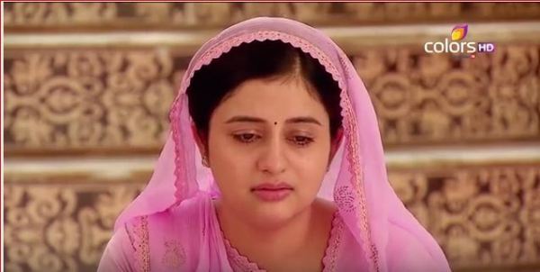 C� d�u 8 tu?i ph?n 9 t?p 83:Gehna b? d�n l�ng ch? tr�ch v� ?n m?c qu?n �o m�u m�