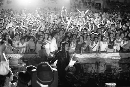 H?n 10 ngh�n kh�n gi? ?� N?ng qu?y t?ng b?ng c�ng d�n sao Truy S�t