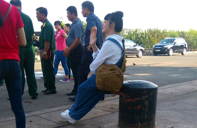 C? d�n m?ng ?�i t??c danh hi?u NSND c?a 'Em b� H� N?i' v� kh�ng ?i Tr??ng Sa