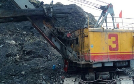 ??t ?� v�i l?p cabin m�y x�c, 2 c�ng nh�n t? vong