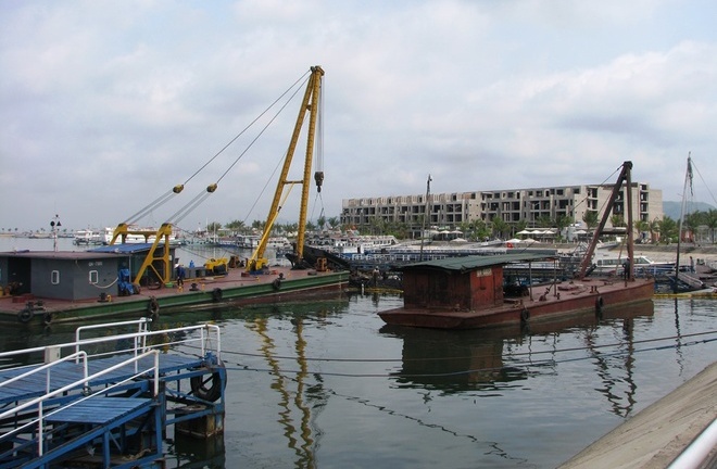 Tr?c v?t t�u du l?ch h?ng sang ch�y tr�n ??o Tu?n Ch�u