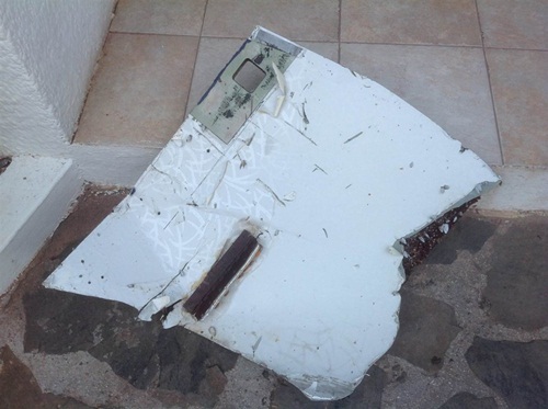 Ph�t hi?n 2 m?nh v? �g?n nh? ch?c ch?n� c?a m�y bay MH370