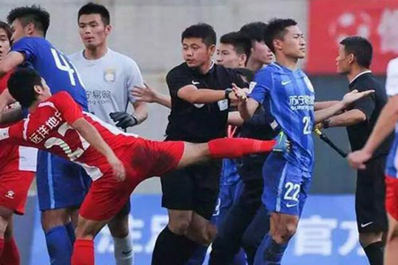 C?u sao Chelsea v� ??ng ??i b? h�nh hung d� man ? Trung Qu?c